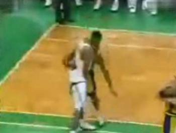 皮尔斯拉住被阿泰撤掉的裤子。图片来源:视频截图。 皮尔斯拉住被阿泰撤掉的裤子。图片来源:视频截图。