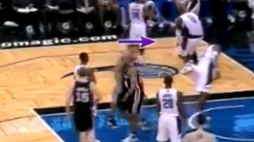 “大宝贝”脱球裤抗议判罚。图片来源:视频截图。 “大宝贝”脱球裤抗议判罚。图片来源:视频截图。