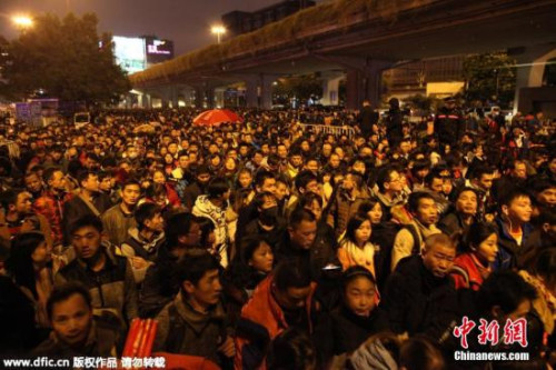2月1日晚上7点左右,广州火车站广场西侧,滞留的乘客开始绕圈进入火车站核心区。 2月1日晚上7点左右,广州火车站广场西侧,滞留的乘客开始绕圈进入火车站核心区。