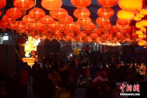 2015年2月18日晚,正值中国羊年春节的除夕夜,湖南凤凰古城迎春灯会起亮,极具特色的各式花灯争奇斗艳。五光十色的“夜凤凰”璀璨迷人,游客陶醉其中。 杨华峰 摄 2015年2月18日晚,正值中国羊年春节的除夕夜,湖南凤凰古城迎春灯会起亮,极具特色的各式花灯争奇斗艳。五光十色的“夜凤凰”璀璨迷人,游客陶醉其中。 杨华峰 摄