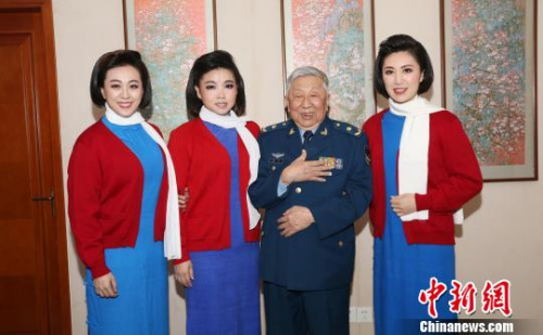 阎肃和第五代江姐讨论剧情。 郭幸福 摄 阎肃和第五代江姐讨论剧情。 郭幸福 摄