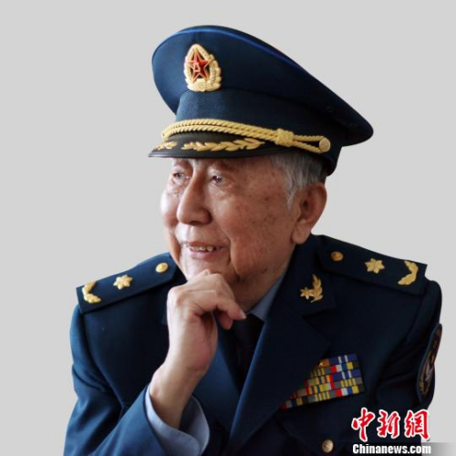 空政文工团创作员、艺术家阎肃。 谭超 摄 空政文工团创作员、艺术家阎肃。 谭超 摄