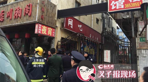 图说:交警对事发地点旁的路段实施了临时交通管制。 图说:交警对事发地点旁的路段实施了临时交通管制。