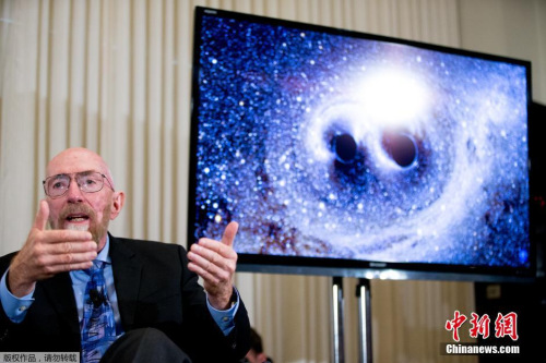 图为激光干涉引力波天文台（LIGO）联合创始人Kip Thorne在介绍合并的黑洞。