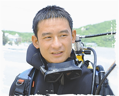 工程船误闯训练海域蛙人被吸进漩涡惊险挣脱图