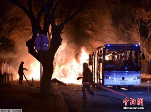 2月17日,土耳其首都安卡拉发生汽车炸弹爆炸,伤亡严重。消防人员在爆炸现场灭火。 2月17日,土耳其首都安卡拉发生汽车炸弹爆炸,伤亡严重。消防人员在爆炸现场灭火。