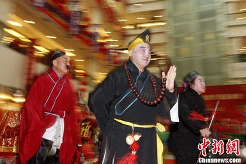 2012年2月3日,北京崇外街道元宵灯会上,市民将老北京民俗表演搬进了商场,吸引了不少观众驻足。赏花灯、舞龙、舞狮子等元宵节重要民间习俗都在此次灯会上现身。<a target='_blank' href='http://www.chinanews.com/'>中新社</a>记者 刘关关 摄 2012年2月3日,北京崇外街道元宵灯会上,市民将老北京民俗表演搬进了商场,吸引了不少观众驻足。赏花灯、舞龙、舞狮子等元宵节重要民间习俗都在此次灯会上现身。<a target='_blank' href='http://www.chinanews.com/'>中新社</a>记者 刘关关 摄
