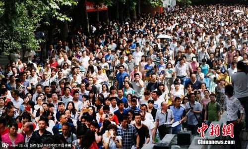 资料图:2015年5月,西安市4万学生参加小升初测评,家长“挤爆”校门。陈团结 摄 图片来源:CFP视觉中国 资料图:2015年5月,西安市4万学生参加小升初测评,家长“挤爆”校门。陈团结 摄 图片来源:CFP视觉中国