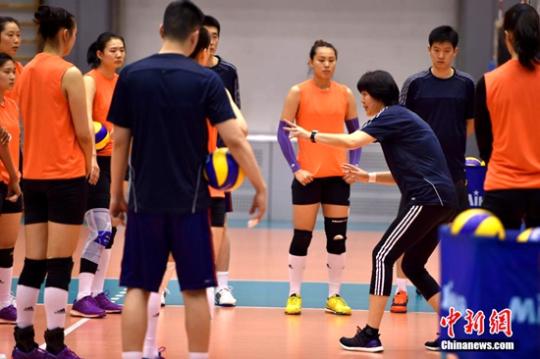 郎平亲自指导中国女排集训,多次打断训练亲自示范。<a target='_blank' href='http://www.chinanews.com/' >中新网</a>记者金硕摄。 郎平亲自指导中国女排集训,多次打断训练亲自示范。<a target='_blank' href='http://www.chinanews.com/' >中新网</a>记者金硕摄。