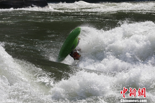 上届红牛花式皮艇挑战赛水洞花式赛,选手做出了惊人的前空翻动作 上届红牛花式皮艇挑战赛水洞花式赛,选手做出了惊人的前空翻动作