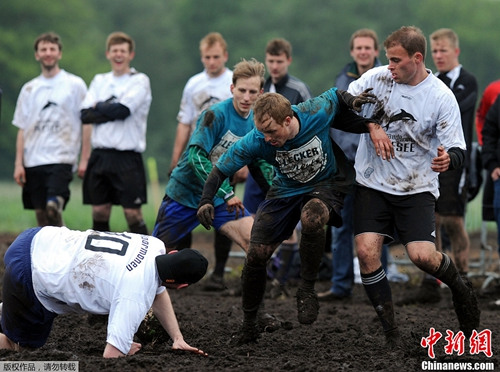 人们在德国Rieste参加第二届德国沼泽足球锦标赛。过去几天的降雨增加了场地的泥泞程度,这场锦标赛几乎变成了泥地大战。 人们在德国Rieste参加第二届德国沼泽足球锦标赛。过去几天的降雨增加了场地的泥泞程度,这场锦标赛几乎变成了泥地大战。