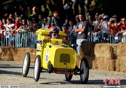 在葡萄牙里斯本,趣味横生的肥皂盒赛车比赛拉开帷幕,各式肥皂盒赛车齐上阵,吸引了大批观众前来观赛。 在葡萄牙里斯本,趣味横生的肥皂盒赛车比赛拉开帷幕,各式肥皂盒赛车齐上阵,吸引了大批观众前来观赛。