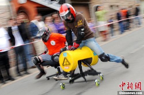 德国中部Bad Koenig-Zell ,选手参加第三届办公椅大赛,为慈善募捐。图片来源:东方IC 版权作品 请勿转载 德国中部Bad Koenig-Zell ,选手参加第三届办公椅大赛,为慈善募捐。图片来源:东方IC 版权作品 请勿转载