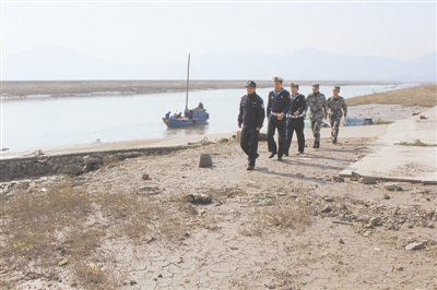 军警民联合巡逻小分队巡检。冉应国摄 军警民联合巡逻小分队巡检。冉应国摄