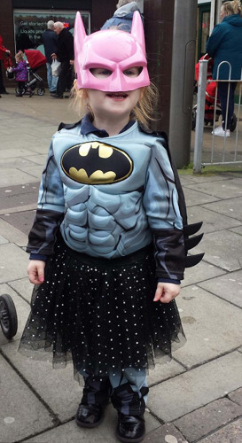 他的小女儿喜欢蝙蝠侠,但又害怕穿着男孩的服饰去上学。她怕同学们会笑话她。(网页截图) 他的小女儿喜欢蝙蝠侠,但又害怕穿着男孩的服饰去上学。她怕同学们会笑话她。(网页截图)