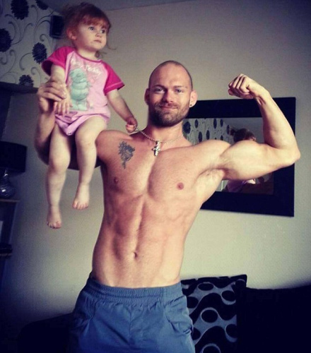 父女俩的幸福生活。 父女俩的幸福生活。