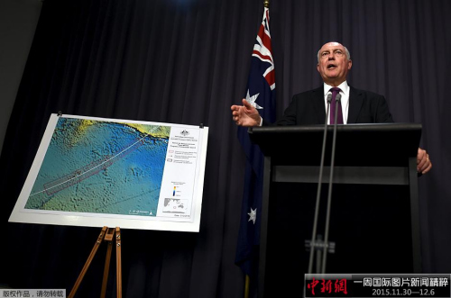 资料图:2015年12月,澳大利亚副总理沃伦·特拉斯在新闻发布会上介绍马航MH370航班搜寻行动的最新进展。 资料图:2015年12月,澳大利亚副总理沃伦·特拉斯在新闻发布会上介绍马航MH370航班搜寻行动的最新进展。