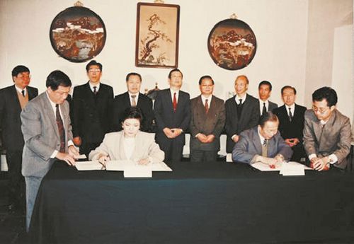 1992年10月11日,“兵马俑及金缕玉衣展览”签字仪式在北京故宫博物院举行。 1992年10月11日,“兵马俑及金缕玉衣展览”签字仪式在北京故宫博物院举行。
