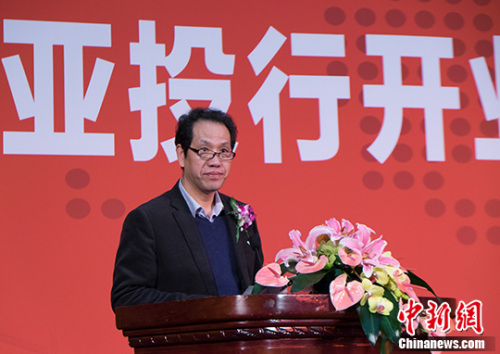 “AIIB和玺”总雕刻师王希伟。<a target='_blank' href='http://www.chinanews.com/' >中新网</a> 李卿 摄 “AIIB和玺”总雕刻师王希伟。<a target='_blank' href='http://www.chinanews.com/' >中新网</a> 李卿 摄