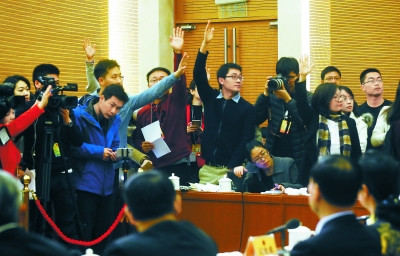 昨天,十二届全国人大四次会议北京代表团举行媒体开放日,图为记者举手提问。本报记者 戴冰摄 昨天,十二届全国人大四次会议北京代表团举行媒体开放日,图为记者举手提问。本报记者 戴冰摄