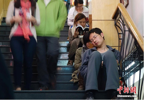 2014年4月10日,已近午夜,位于北京美术馆东街的三联韬奋书店内灯火通明,顾客络绎不绝,书店还为顾客提供了桌椅台灯方便阅读。这家已有20余年历史的书店成为北京尝试24小时开放的书店之一。<a target='_blank' href='http://www.chinanews.com/'>中新社</a>发 杜洋 摄 2014年4月10日,已近午夜,位于北京美术馆东街的三联韬奋书店内灯火通明,顾客络绎不绝,书店还为顾客提供了桌椅台灯方便阅读。这家已有20余年历史的书店成为北京尝试24小时开放的书店之一。<a target='_blank' href='http://www.chinanews.com/'>中新社</a>发 杜洋 摄