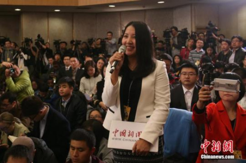 3月2日,全国政协十二届四次会议新闻发布会在北京人民大会堂举行,大会新闻发言人王国庆向中外媒体介绍本次大会有关情况并回答记者提问。图为<a target='_blank' href='http://www.chinanews.com/'>中新社</a>记者魏晞在发布会上提问。<a target='_blank' href='http://www.chinanews.com/'>中新社</a>记者 韩海丹 摄 3月2日,全国政协十二届四次会议新闻发布会在北京人民大会堂举行,大会新闻发言人王国庆向中外媒体介绍本次大会有关情况并回答记者提问。图为<a target='_blank' href='http://www.chinanews.com/'>中新社</a>记者魏晞在发布会上提问。<a target='_blank' href='http://www.chinanews.com/'>中新社</a>记者 韩海丹 摄