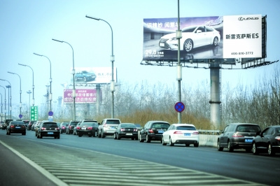  T2��վ¥��ڸ�·��ͣ����վ�ġ�˽�ҳ�������ʦ��˵�������������ѵĳ����ٻ�ð��ͣ����������������Ѹ�ٽӿͲ�������ԭ�򡱡� 