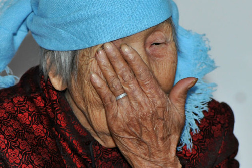 �ܺ�ë�����ڻ�������(3��4����)������94��Ĳܺ�ë���ˣ���סɽ��ʡ�����������߶��塣1941�����죬19��Ĳܺ�ë���վ�ץ���ݵ㣬�������ﻳ�����У��ܺ�ë�Լ��ö���ײ��ײǽ����˺��ӡ���1943������죬�ܺ�ë��ץס����͵͵����˾ݵ㣬�����˼�ʮ��·�ص����