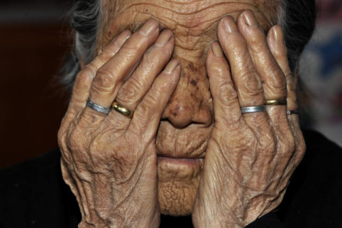 �����������ڻ����Ƕ��������ʷ(3��7����)������88��ĺ��������ˣ���סɽ��ʡ�����عʳ�������塣1943��6�£����15��ĺ������ڼ��б��վ�ץס�������Ӱ�ס�����ݵ�ǿ��Ϊο������һ���º󣬼��˸�����������˻������ؼҺ��������£��������ٴα��վ�ץ�����20����󣬺������ĸ��׺͸������վ�������и��͵͵�ذ��������˼ҡ����α�ץ�ı��Ҿ���������ʧȥ������������