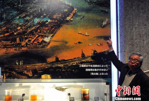 中�Q馆长介绍北九州市当年污染惊人的“死海”情形。　王健 摄