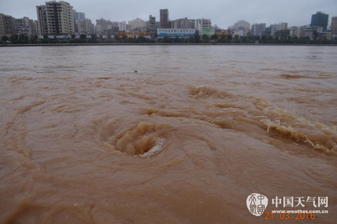 近日,受强降雨影响,广东东江河水位急涨波涛汹涌。(曾思亮 摄) 近日,受强降雨影响,广东东江河水位急涨波涛汹涌。(曾思亮 摄)