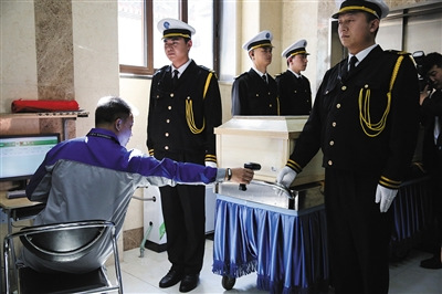 �𻯹ݣ�������Աɨ����������Ĺ�ľ�ϵĶ�ά�롣