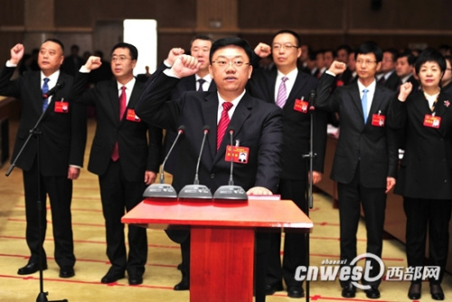 　　尉俊东带领新当选的市政府领导班子组成人员向宪法宣誓。