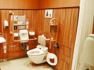 另外,无障碍卫生间或是专供老人使用的卫生间,马桶两边设有扶手也非常