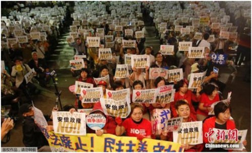 日本民众抗议安保法案。