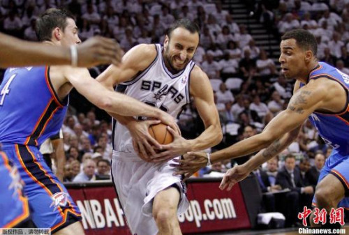 资料图:吉诺比利(中间) 资料图:吉诺比利(中间)