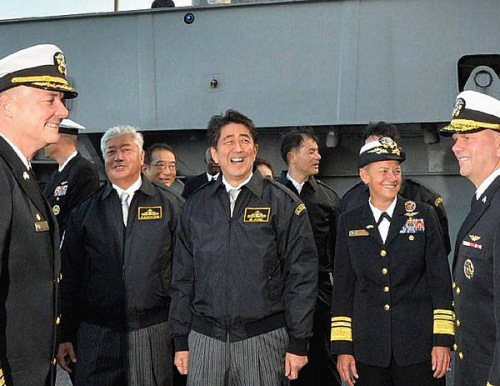 安倍晋三(中)参观美国海军“里根”号核动力航空母舰。 安倍晋三(中)参观美国海军“里根”号核动力航空母舰。