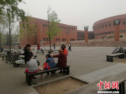 游客在清华大学校园内拍照 张尼 摄 游客在清华大学校园内拍照 张尼 摄