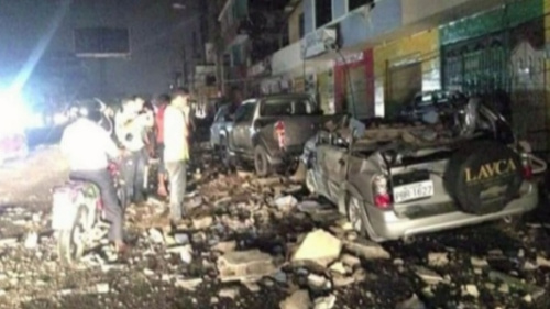 图片显示厄瓜多尔7.8地震发生后,首都基多有楼房倒塌、汽车别毁坏。 图片显示厄瓜多尔7.8地震发生后,首都基多有楼房倒塌、汽车别毁坏。