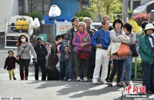 灾民领取食物 灾民领取食物