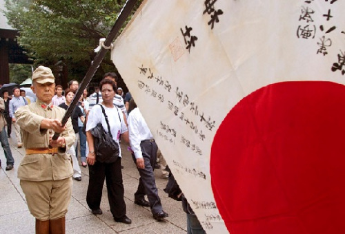 靖国神社内的右翼分子 靖国神社内的右翼分子