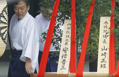 资料图:安倍及要员向靖国神社供奉供品 资料图:安倍及要员向靖国神社供奉供品