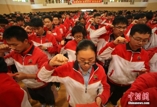 ����ͼ��2016��2��29�����磬����ʡ�˲���������ѧ�ٿ��߿���ʦ��ᣬ��У������1000��ʦ���ڴ���Ϸ�����ս�����ԡ���Ϊ�߿����100��Ŭ���ܶ��� ��� ��