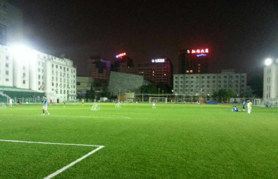 ��̳�򳡣�����ۼ��ܶ���Ұ����ˡ�