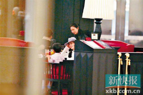 资料图:黄剩余带爱子外出。(图片来源:金羊网) 资料图:黄剩余带爱子外出。(图片来源:金羊网)