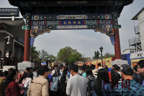 图为众多游客涌入南锣鼓巷。吕春荣 摄 图为众多游客涌入南锣鼓巷。吕春荣 摄