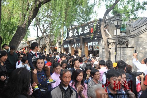 图为南锣鼓巷中的游客。吕春荣 摄 图为南锣鼓巷中的游客。吕春荣 摄