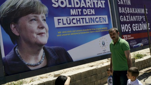 德国总理默克尔等欧洲领导人访问土耳其南部的一个叙利亚难民营,以期推动欧盟和土耳其达成的移民协议。 德国总理默克尔等欧洲领导人访问土耳其南部的一个叙利亚难民营,以期推动欧盟和土耳其达成的移民协议。