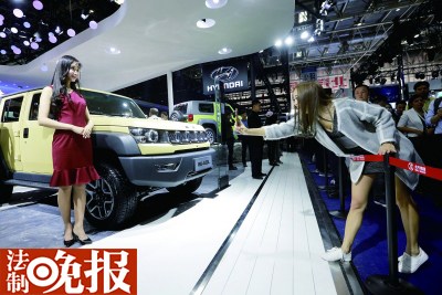  һλ��Ů��վ̨�ϵ�����һλ����С�����գ����ƿ������� 