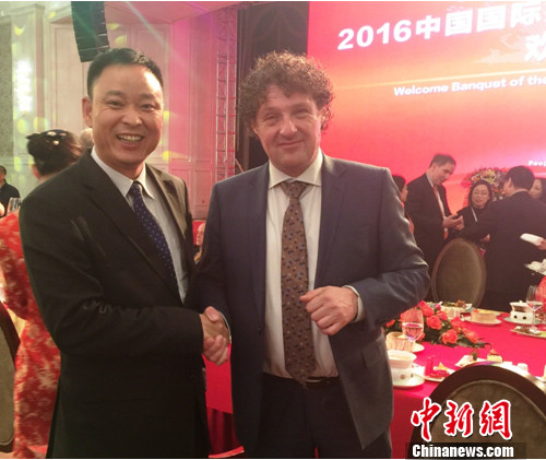 图二:荷兰菲仕兰省副省长格拉斯•葛尤斯特纳先生与荷兰皇家菲仕兰大中华区高级副总裁杨国超先生(左)交流 图二:荷兰菲仕兰省副省长格拉斯•葛尤斯特纳先生与荷兰皇家菲仕兰大中华区高级副总裁杨国超先生(左)交流
